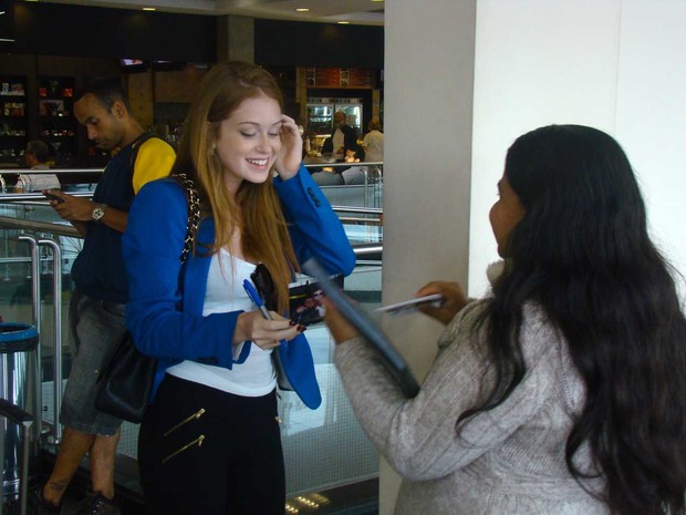 Marina Ruy Barbosa dá autógrafos no aeroporto de São Paulo (Foto: Orlando Oliveira / AgNews)