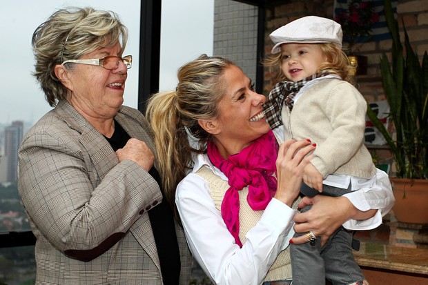 Adriane Galisteu com o filho Vittorio e a mãe Dona Emma (Foto: Manuela Scarpa/Photo Rio News)