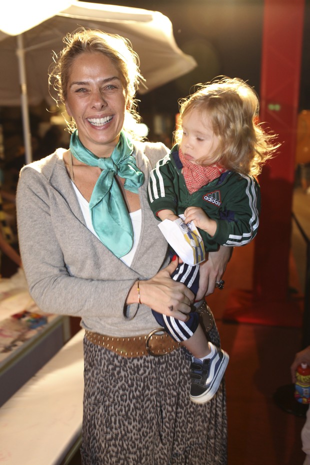 Adriane Galisteu com o filho, Vittorio, no evento Avant Gabriel Chandon, em São Paulo (Foto: Frâncio de Hollanda / Divulgação)