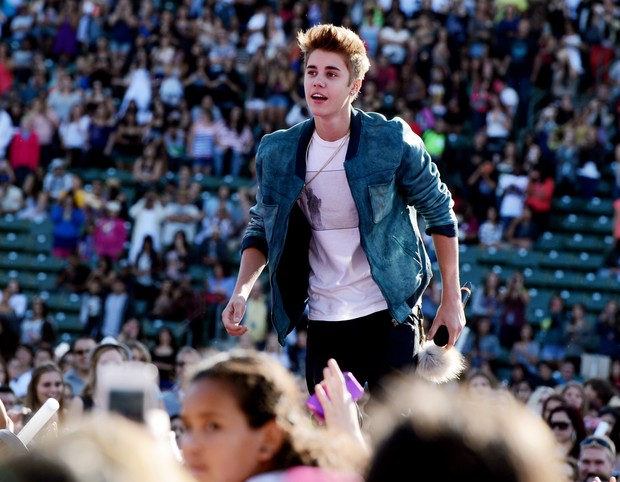 Justin Bieber se apresenta na cidade de Carson, em Los Angeles, nos Estados Unidos (Foto: Getty Images/ Agência)