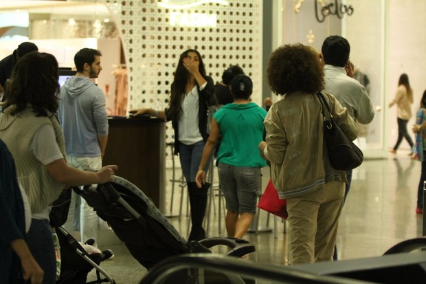 Juliana Paes passeia com secretário em shopping do Rio (Foto: Marcello Sá Barreto e Marcos Ferreira / Photo Rio News)