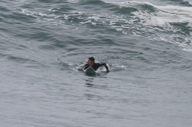Cauã Reymond surfa na praia do Pepino (Foto: Dilson Silva / AgNews)