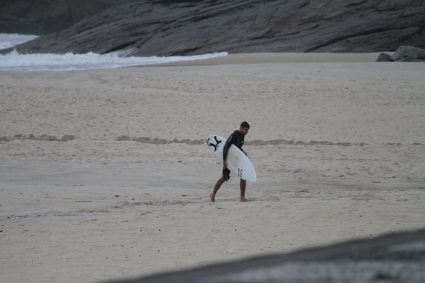 Cauã Reymond surfa na praia do Pepino (Foto: Dilson Silva / AgNews)