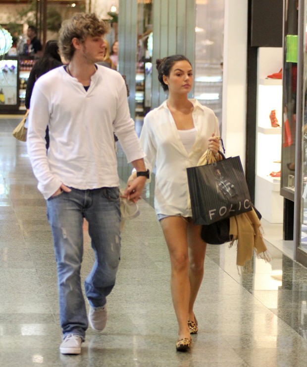 Isis Valverde passeia em shopping com o namorado (Foto: Marcus Pavão / AgNews)