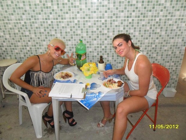 Babi Rossi e Renata Molinaro encararam até um pratinho de comida durante a festa (Foto: Divulgação/Divulgação)