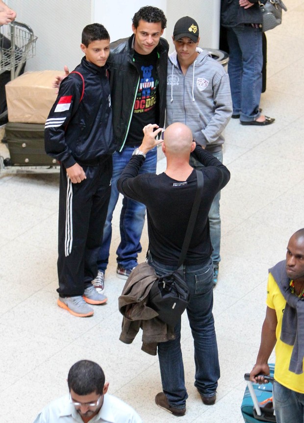 Fred posa com fãs em aeroporto (Foto: Leotty Junior / AgNews)