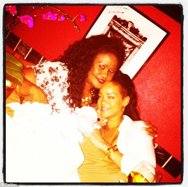 Monica, mãe de Rihanna, com a cantora em restaurante (Foto: Reprodução/Twitter)