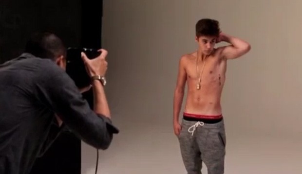Justin Bieber posa sem camisa (Foto: Reprodução/Facebook)