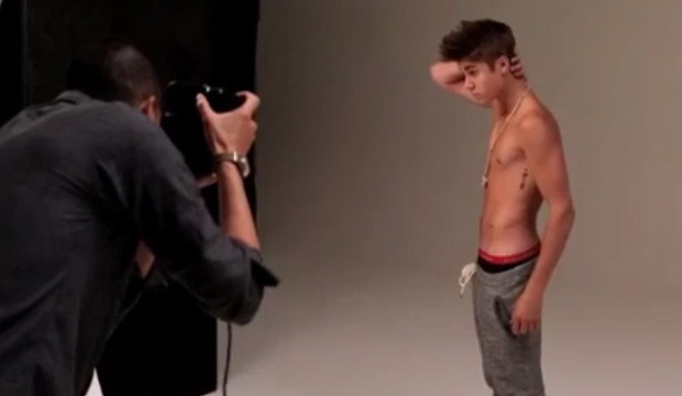 Justin Bieber posa sem camisa (Foto: Reprodução/Facebook)