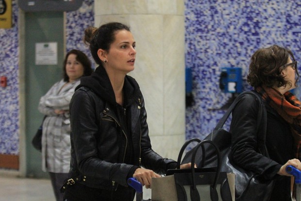Fernanda Motta e Bárbara Paz desembarcam no aeroporto Santos Dumont, no Rio (Foto: Rodrigo dos Anjos / Ag. News)
