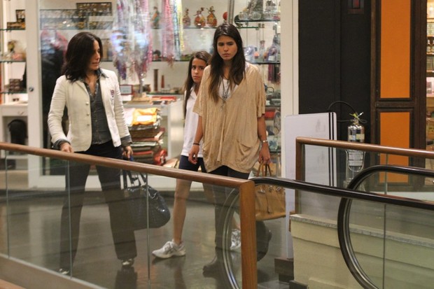 Glória Pires passeia com as filhas Ana e Antonia em shopping do Rio (Foto: Daniel Delmiro / AgNews)