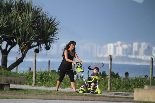Daniele Suzuki passeia com o filho na orla do Recreio, no Rio (Foto: Dilson Silva / AgNews)