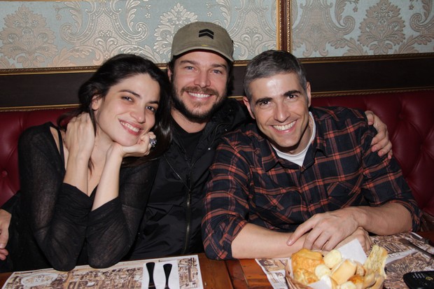 Maria Manoella, Erik Marmo e Reynaldo Gianecchini em restaurante em São Paulo (Foto: Milene Cardoso/ Ag. News)