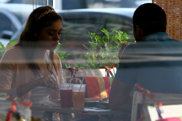 Malvino Salvador e Sophie Charlotte almoçam em shopping do Rio (Foto: Marcello Sá Barreto / Photo Rio News)