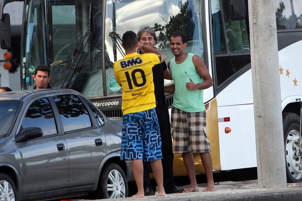Alexandre Borges grava 'Avenida Brasil' em Ipanema e tira foto com fãs (Foto: Gil Rodrigues / Photo Rio News)