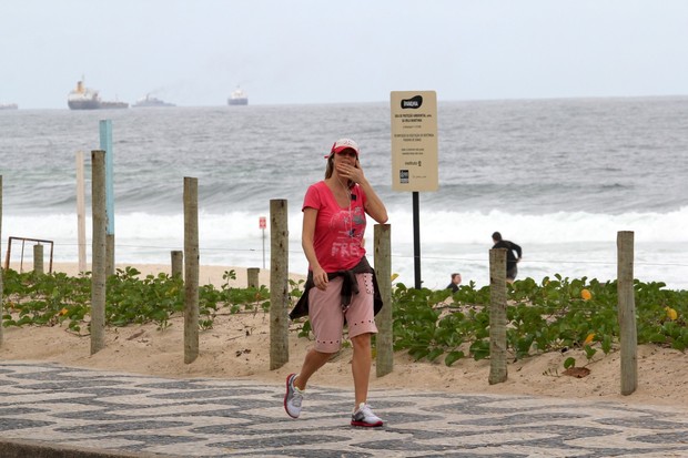 Luana Piovani caminha pela orla carioca (Foto: Wallace Barbosa/Ag News)