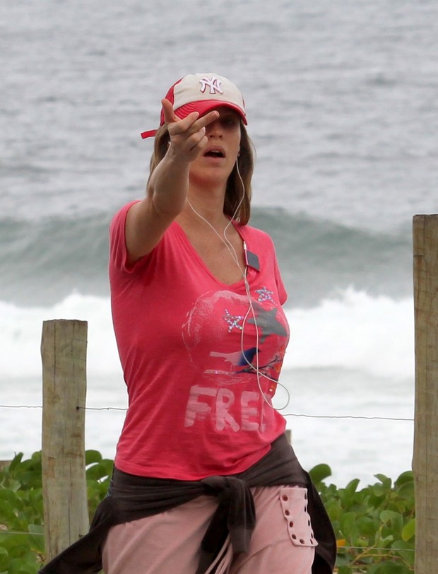 Luana Piovani faz gesto feio para fotógrafo (Foto: Wallace Barbosa/Ag News)
