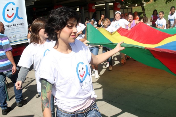 A atriz Letícia Persilles em evento do projeto "Amigos da Escola", no Rio (Foto: Ricardo Leal / Photo Rio News)