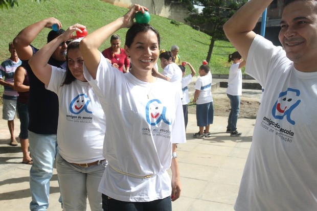 Mônica Carvalho em ação do projeto 'Amigos da Escola' na escola Alice Tibiriçá, na Ilha do Governador (RJ) (Foto: Ricardo Leal / Photo Rio News)