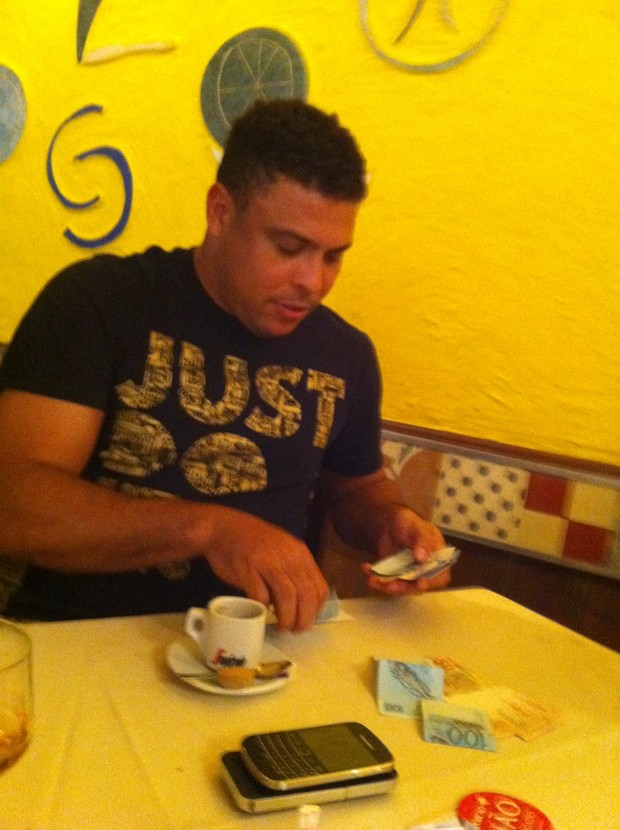 Ronaldo paga conta em restaurante carioca (Foto: Twitter/Reprodução)