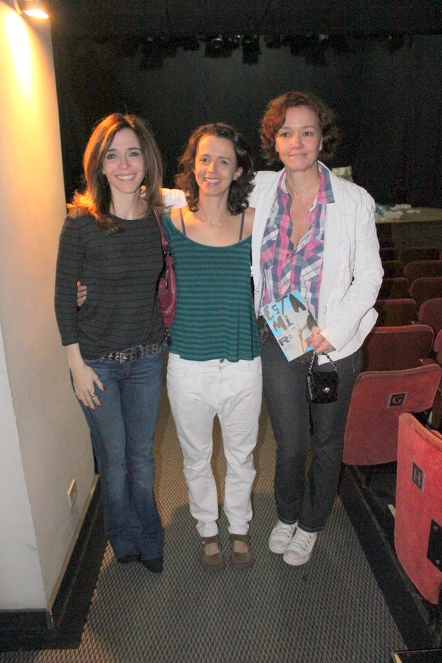 Débora Evelyn e Júlia Lemmertz vão ao teatro  (Foto: Fausto Candelária/Agnews)