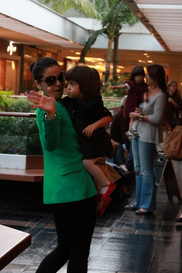 Giovanna com filha (Foto: Adão Nhate - Photo Rio News)