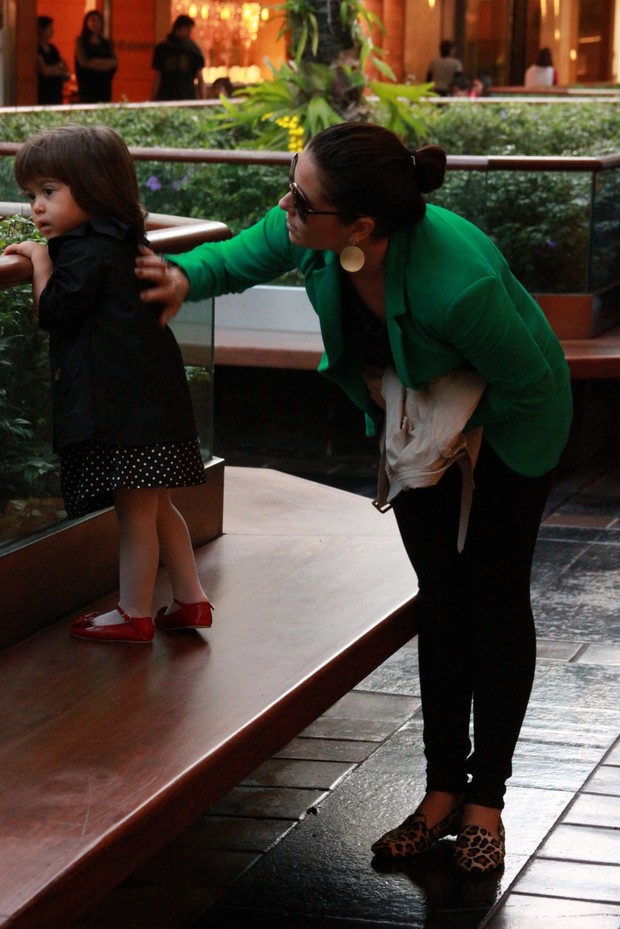 Giovanna brinca com a filha (Foto: Adão Nhate - Photo Rio News)