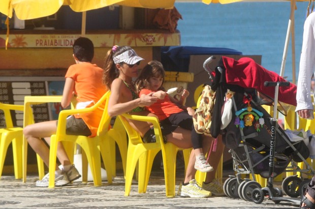 Cynthia Howlett passeia com os filhos na orla de Ipanema (Foto: Edson Teófilo / Photo Rio News)