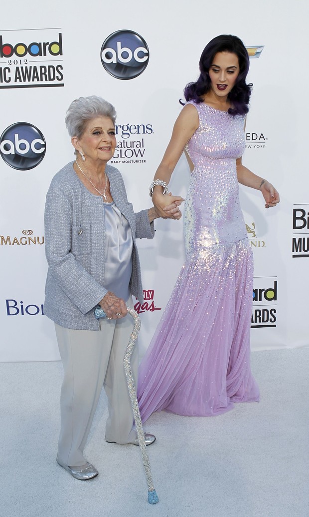 Katy Perry leva a avó Ann Hudson  a prêmio de música nos Estados Unidos (Foto: Reuters/ Agência)