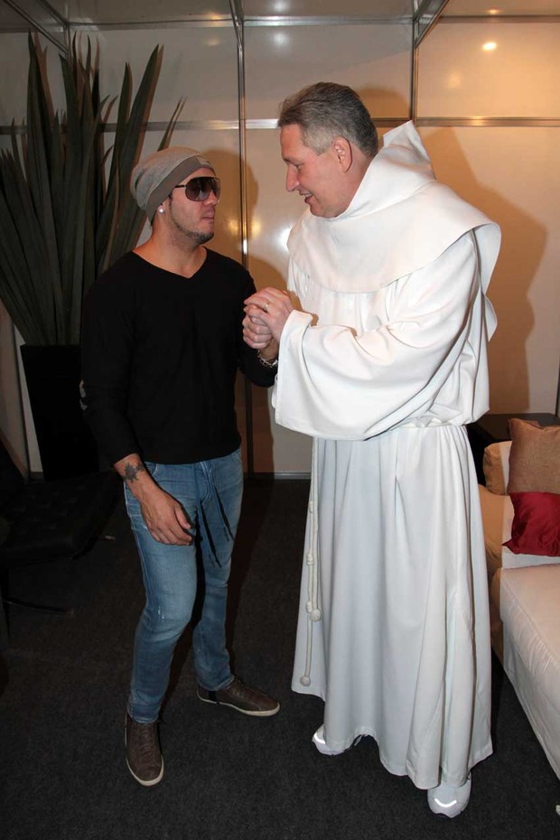 Belo e Padre Marcelo Rossi (Foto: Orlando Oliveira / AgNews)
