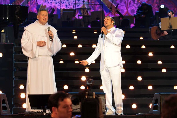 Belo e padre Marcelo Rossi cantam juntos (Foto: Orlando Oliveira /AgNews)