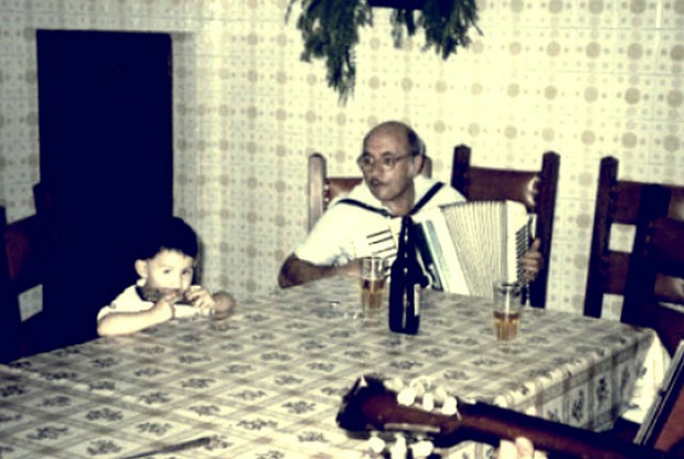 Dan Valbusa, guitarrista da Banda Cine, quando criança, com o avô Moacir (Foto: Divulgação)