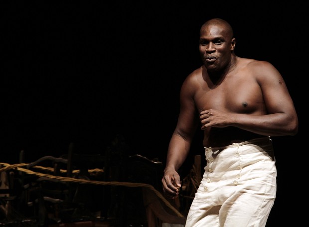 Edson Cardoso, o Jacaré, na peça "A negra felicidade" (Foto: Guga Melgar/Divulgação)