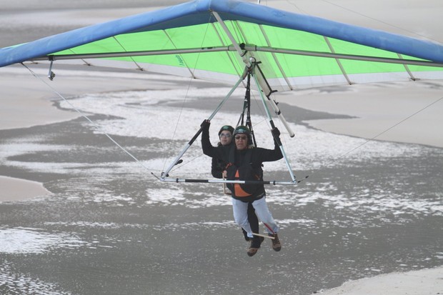 Maurício Mattar leva a namorada para saltar de asa delta (Foto: Dilson Silva / AgNews)
