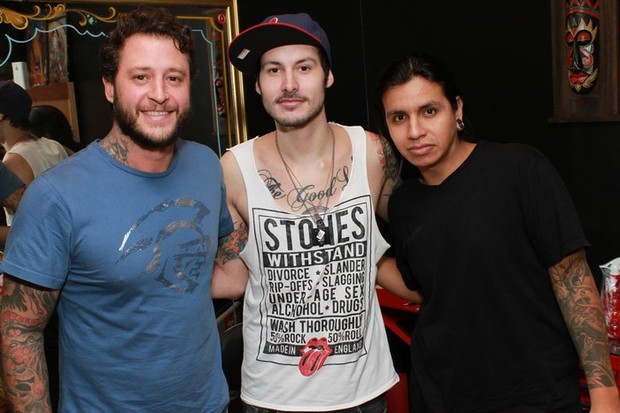 Dan Valbusa, guitarrista da Banda Cine, entre os tatuadores Sergio Pisani e Molina (Foto: Divulgação)