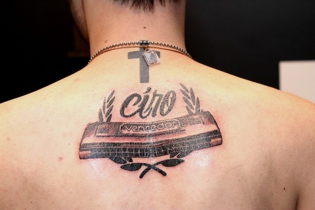 Detalhe da tatuagem que Dan Valbusa, guitarrista da Banda Cine, fez em homenagem ao avô (Foto: Divulgação)
