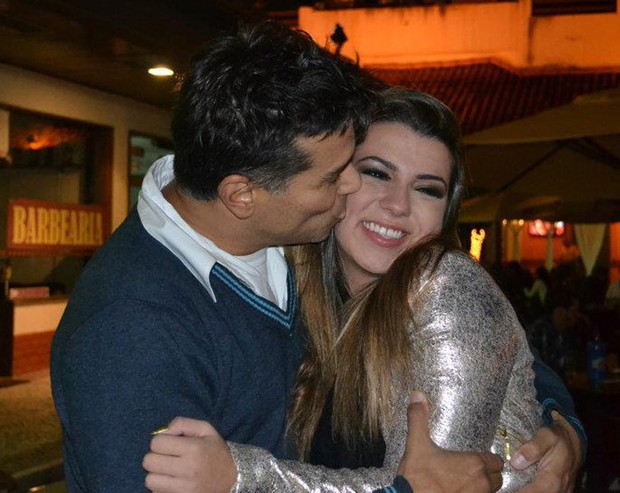 Petra recebe o carinho do pai Maurício Mattar após show no Rio (Foto: Moacyr Magalhães/ Divulgação)