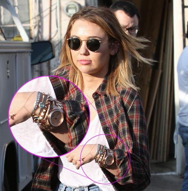 Miley Cyrus com muitas pulseiras (Foto: Brainpix)