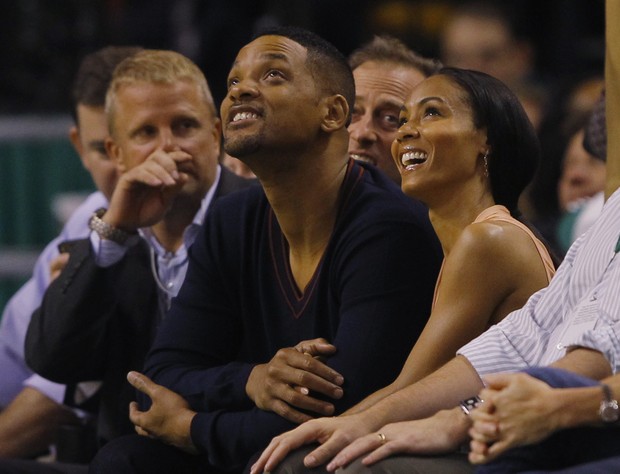 Will Smith e a mulher Jada Pinkett Smith assistem a partida de basquete em Boston, nos Estados Unidos (Foto: Reuters/ Agência)