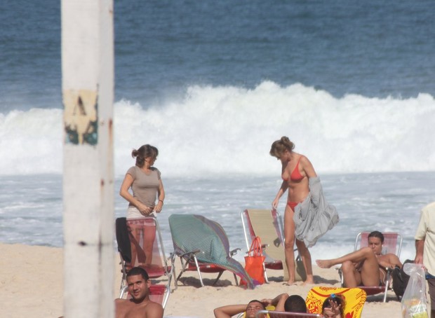 Letícia Birkheuer e a mãe na praia de Ipanema (Foto: Wallace Barbosa e Fausto Candelária / AgNews)
