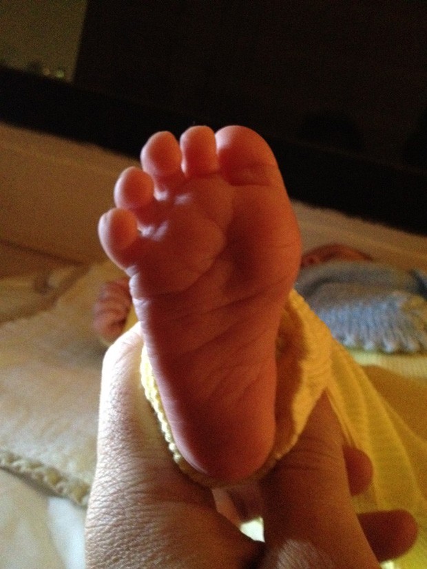 Rachel Ripani posta foto do pezinho do filho (Foto: Twitter / Reprodução)