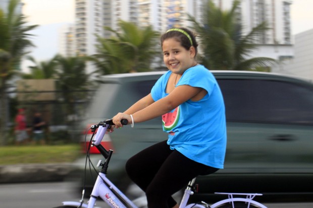 Ana Karolina Lannes pedala na orla da Barra (Foto: Marcos Ferreira / Photo Rio News)