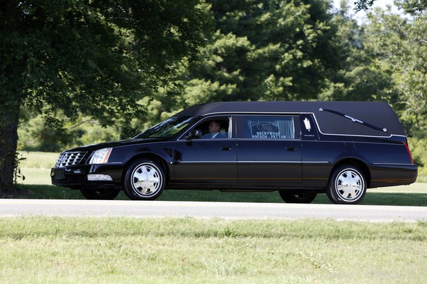 Carro com caixão de Donna Summer (Foto: Agência/ Reuters)