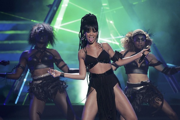Rihanna se apresenta na final da 11ª temporada do ‘American Idol’ (Foto: Reuters/ Agência)