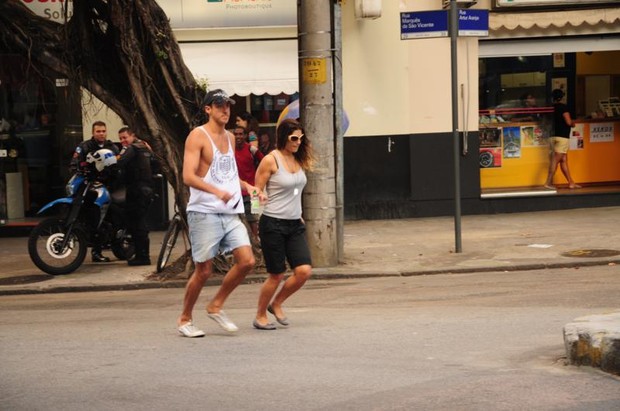 Priscila Fantin e o marido passeiam pela Gávea (Foto: Mickael Machado / AgNews)