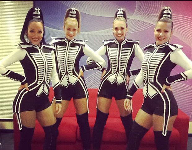 Assistentes de palco da Xuxa (Foto: Reprodução/Twitter)