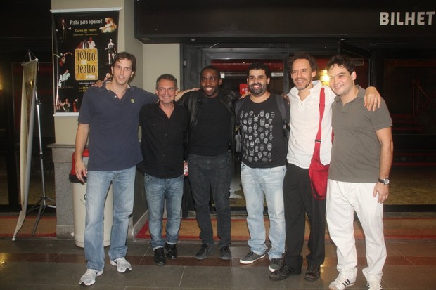 Lázaro Ramos posa com Vladimir Brichta e amigos após sessão da peça ‘Arte’ no Rio (Foto: Photo Rio News)