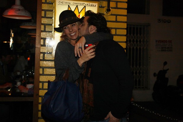 Adriane Galisteu com o marido Alexandre Iódice em restaurante em São Paulo (Foto: Manuela Scarpa/ Photo Rio News)