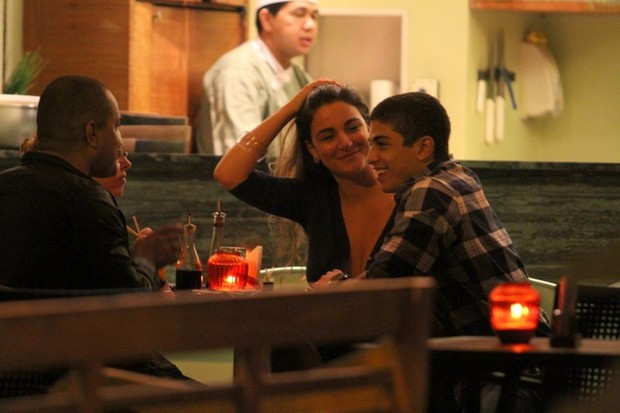 Ex-BBB Laisa e Douglas Sampaio em restaurante no Rio (Foto: Anderson Borde/ Ag. News)
