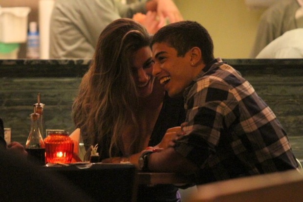 Ex-BBB Laisa e Douglas Sampaio em restaurante no Rio (Foto: Anderson Borde/ Ag. News)